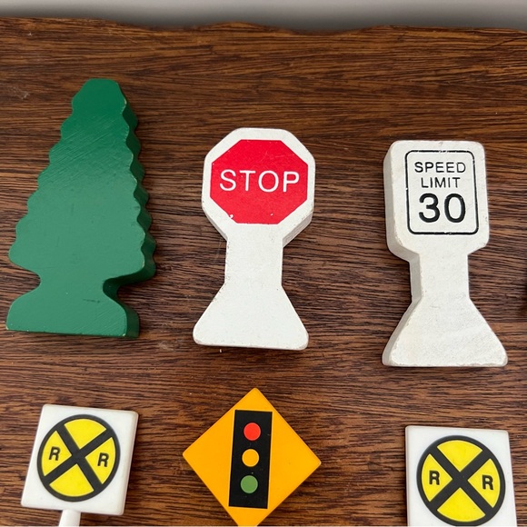 Thomas & Friends Railroad Highway Signs People - Picture 3 of 9